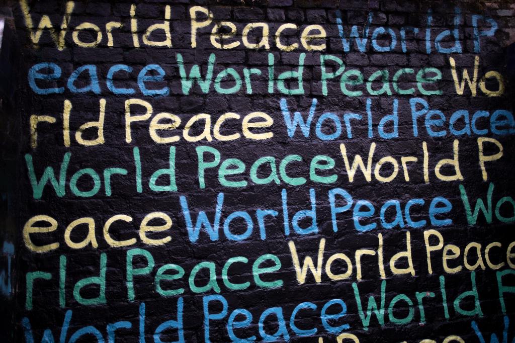 Graffiti, jossa lukee World Peace (Maailmanrauha), uudelleen ja uudelleen.